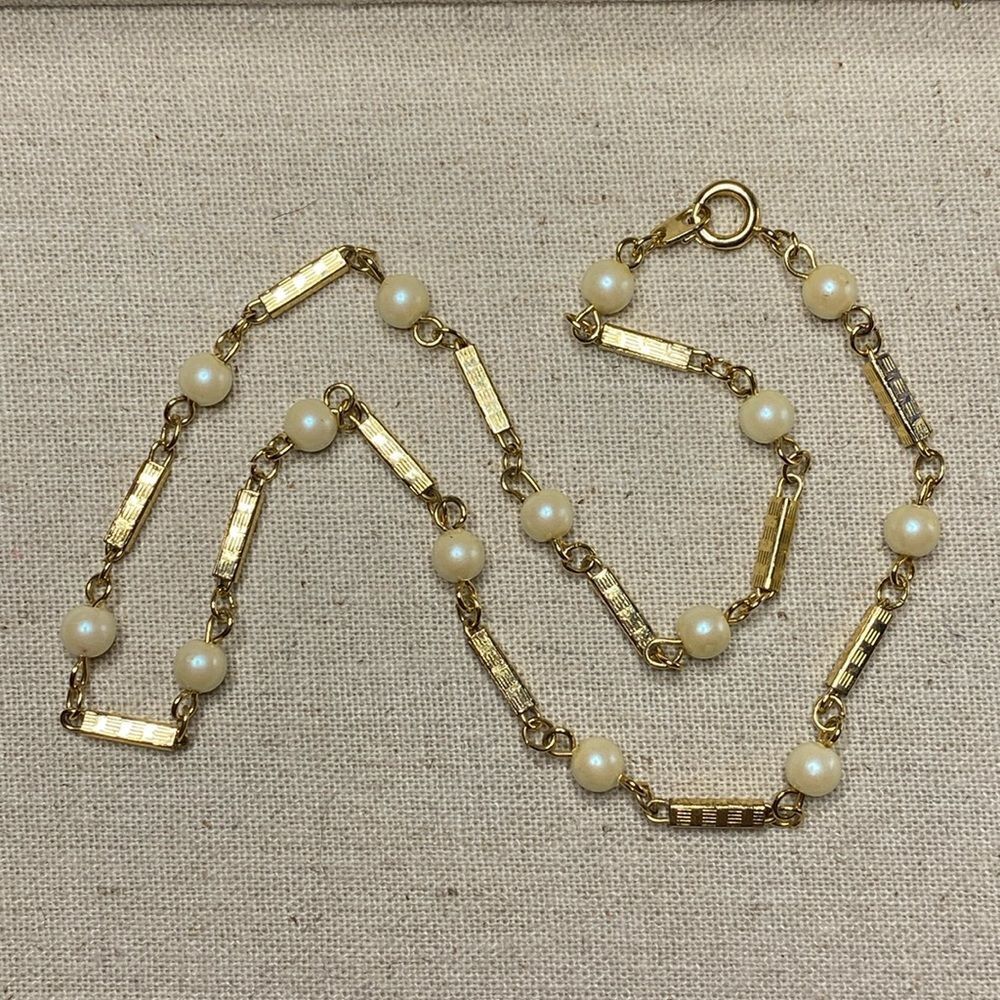 💛 Vintage Gold Tone Bar & Faux Pearl Necklace